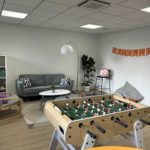 Salon avec espace détente et billard au centre de formation Cetalion à Clermont-Ferrand