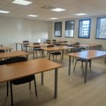 Salle de formation avec tables et chaises au centre de formation Cetalion à Clermont-Ferrand