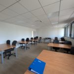 Salle de formation du centre de formation Cetalion à Clermont-Ferrand, avec tables et chaises et classeur