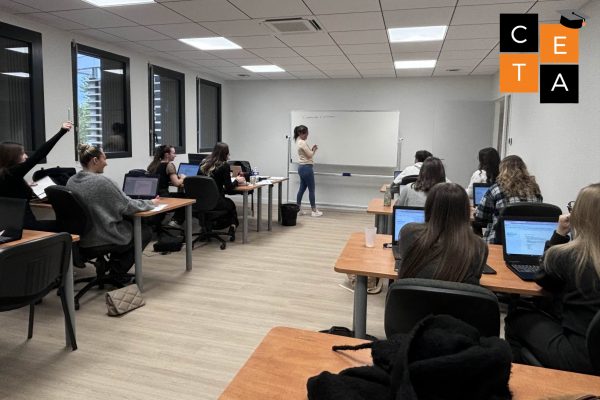 Salle de formation Cetalion à Clermont-Ferrand avec étudiants et formatrice